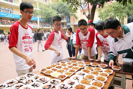 Màn nhảy flashmob đã thu hút sự chú ý của đông đảo học sinh trong trường