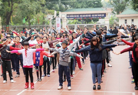 Những nữ sinh xinh xắn của trường hào hứng tham gia flashmob