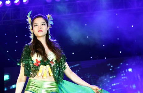 Những bộ trang phục này đều do các bạn sinh viên Thăng Long tự thiết kế