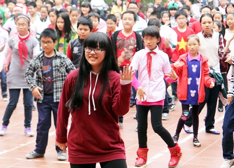 Những nữ sinh xinh xắn của trường hào hứng tham gia flashmob