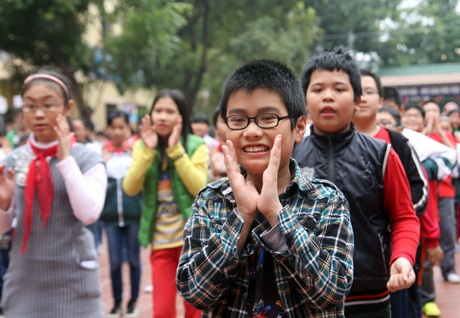 Học sinh lớp 6 tươi cười trong những vũ điệu vui tươi của ngày lễ Noel