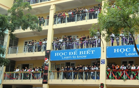 Màn nhảy flashmob đã thu hút sự chú ý của đông đảo học sinh trong trường