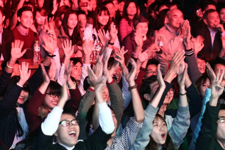 Sinh viên ĐH Thăng Long nồng nhiệt cổ vũ các tiết mục trên sân khấu