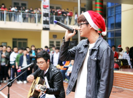 Màn nhảy flashmob đã thu hút sự chú ý của đông đảo học sinh trong trường