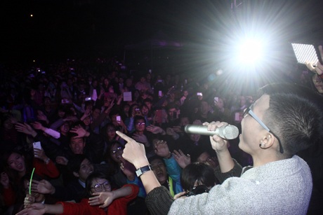 Ca sĩ Vũ Cát Tường đem đến đêm nhạc hội những bản hit được yêu thích