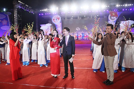 Chương trình kết thúc trong giai điệu đón xuân rộn rã và những lời chúc mừng năm mới.