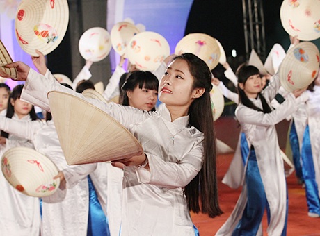 Từ vẻ đẹp thướt tha của các thiếu nữ trong tà áo dài trắng