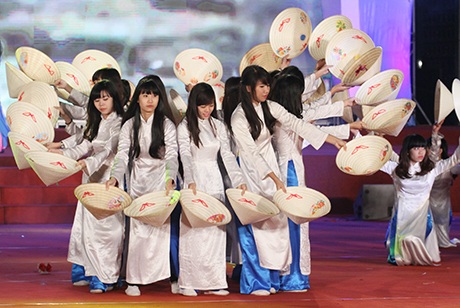 cùng với làn điệu dân tộc