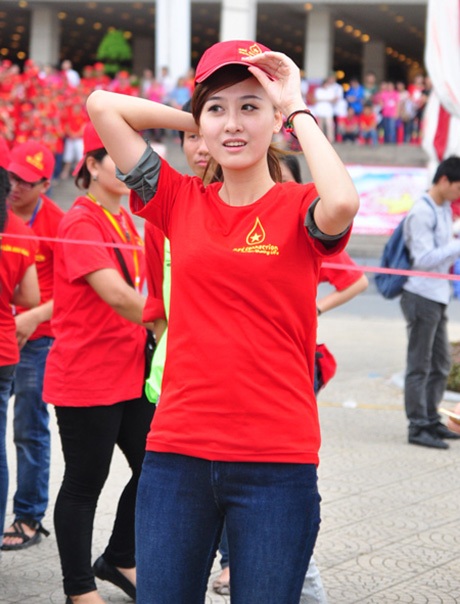 3 hot girl mặt V-line dính "nghi án" phẫu thuật thẩm mỹ - 2 Hà Lade khi tham gia cuộc thi Miss Teen 2011. Lúc này cô có gương mặt bầu bĩnh đáng yêu