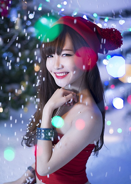 Hường Hana thích thú chơi đùa với những bông tuyết giả làm từ xốp