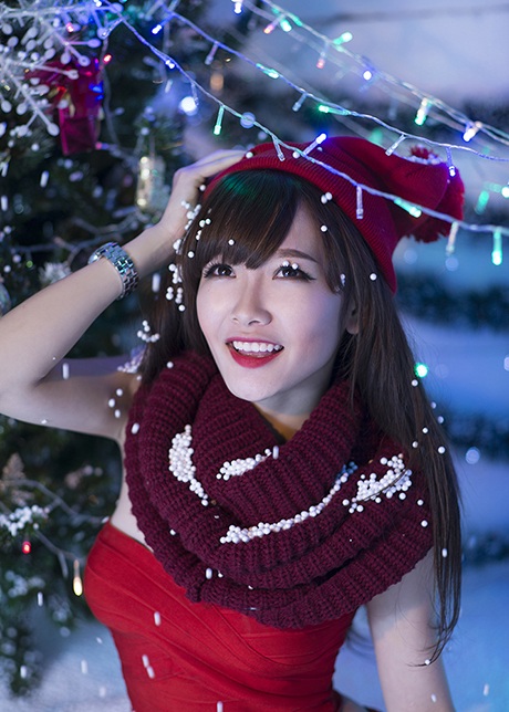 Hường Hana thích thú chơi đùa với những bông tuyết giả làm từ xốp