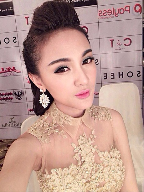 4 “hot girl” đình đám thừa nhận “động dao kéo” trên mặt - 7 Sau nhiều lần PTTM, Kelly sở hữu gương mặt V-line thời thượng