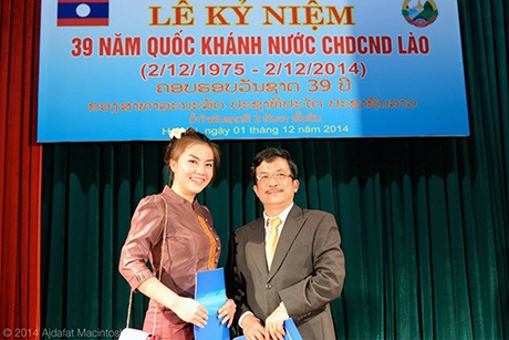 Sinh viên Lào kỉ niệm lễ Quốc khánh trên đất Việt - 1 Thầy giáo Việt và học trò Lào cùng tham gia lễ kỉ niệm Quốc khánh Lào