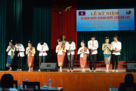 Sinh viên Lào kỉ niệm lễ Quốc khánh trên đất Việt - 2 Các tiết mục văn nghệ đậm bản sắc dân tộc Lào do các lưu học sinh trình diễn