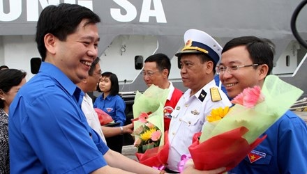 10 sự kiện tiêu biểu thanh thiếu niên năm 2014 - 3 Bí thư T.Ư Đoàn Nguyễn Long Hải tặng hoa cho đoàn Hành trình