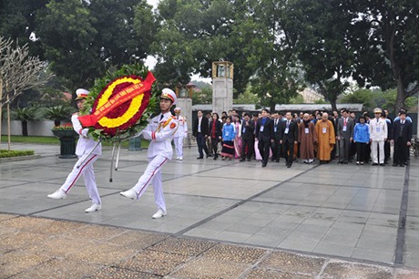 Đại biểu Đại hội Hội LHTN Việt Nam dâng hoa tại Đài Liệt sỹ Bắc Sơn