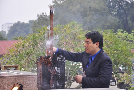 Anh Nguyễn Đắc Vinh dâng hương tại 