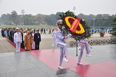 Đoàn vào viếng Lăng Bác