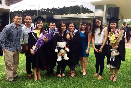 Xuân Mai và bạn bè, người thân mừng lễ tốt nghiệp