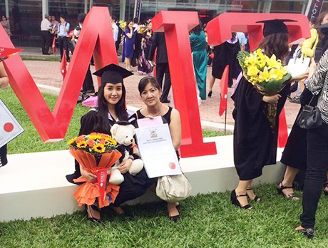 Mẹ của Xuân Mai luôn là người ở bên động viên và chăm sóc cho cô con gái út