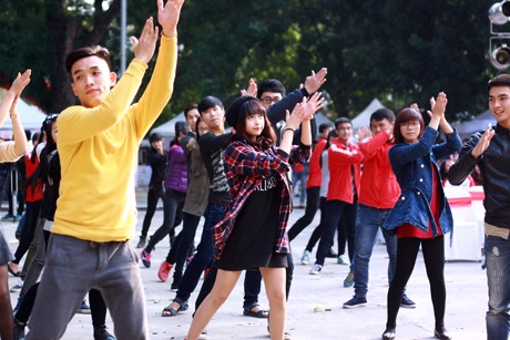 Mờ Naïve hăng hái nhảy flashmob