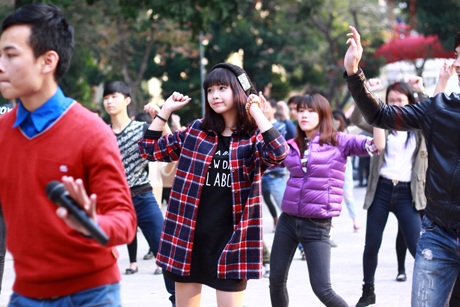 Rời cây đàn guitar quen thuộc, Mờ Naïve khoe khả năng vũ đạo trong những bước nhảy sôi động