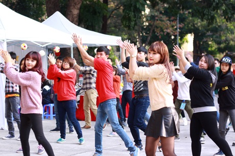 Rời cây đàn guitar quen thuộc, Mờ Naïve khoe khả năng vũ đạo trong những bước nhảy sôi động