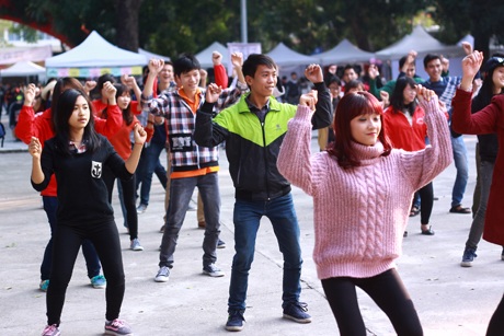 Miss ĐH Giao thông Ngô Thị Phương Thảo tham gia flasmob ủng hộ trường bạn.