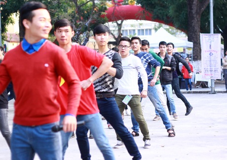 Miss ĐH Giao thông Ngô Thị Phương Thảo tham gia flasmob ủng hộ trường bạn.