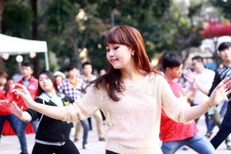 Miss ĐH Giao thông Ngô Thị Phương Thảo tham gia flasmob ủng hộ trường bạn.