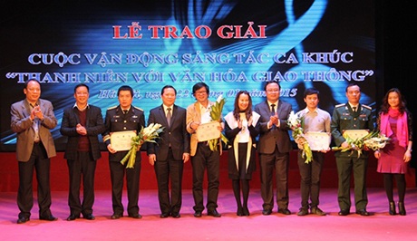 Nghe ca khúc đoạt giải Nhất cuộc thi sáng tác ca khúc ATGT - 2 Các tác giả nhận giải từ BTC cuộc vận động