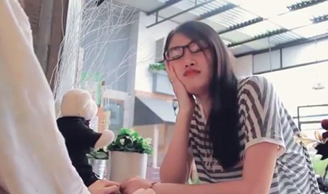 Clip hài hước: Những kiểu người hay gặp trong quán cà phê - 3 Những hình ảnh vui nhộn trong clip