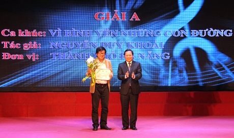Nghe ca khúc đoạt giải Nhất cuộc thi sáng tác ca khúc ATGT - 1 Tác giả Nguyễn Duy Khoái (bên trái) nhận giải Nhất