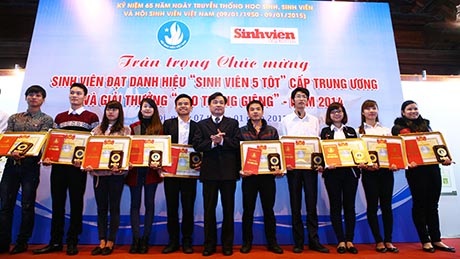 41 sinh viên ưu tú nhận danh hiệu “Sinh viên 5 tốt” cấp Trung ương - 2 Anh Lê Quốc Phong, Chủ tịch Hội Sinh viên trao bằng khen cho các Sinh viên 5 tốt