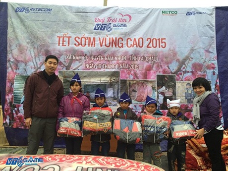 Mang Tết sớm đến cho trẻ vùng cao - 6 Đại diện Công ty trao quà tặng sách vở cho học sinh