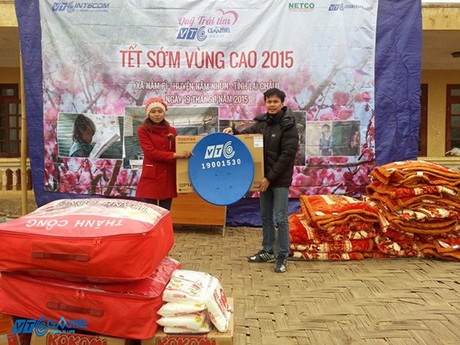 Mang Tết sớm đến cho trẻ vùng cao - 3 Phó Giám đốc Công ty VTC Intecom – Ông Nguyễn Thanh Hưng đại diện trao quà cho Hiệu trưởng trường