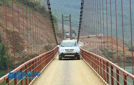 Mang Tết sớm đến cho trẻ vùng cao - 4 Bề ngang cây cầu duy nhất dẫn vào xã chỉ vừa một chiếc xe nhỏ