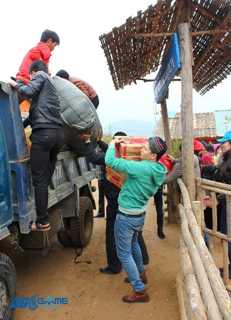 Mang Tết sớm đến cho trẻ vùng cao - 5 Bề ngang cây cầu duy nhất dẫn vào xã chỉ vừa một chiếc xe nhỏ
