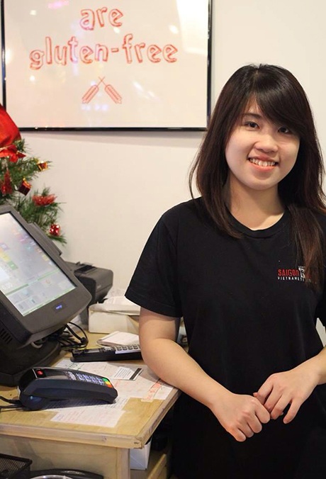 Du học sinh làm thêm: Tự lập nơi đất khách - 1 Lê Huyền Như Linh tại chỗ làm việc của mình