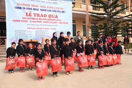 Học sinh trường Tiểu học Nậm Mười, thôn La Háu Pành, huyện Văn Chấn, tỉnh Yên Bái