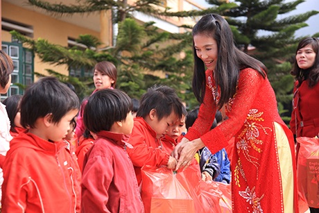 Cô Hứa Thu Huyền tận tay trao quà cho các em học sinh