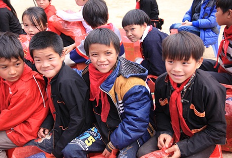 Niềm vui của học sinh nhận món quà nghĩa tình