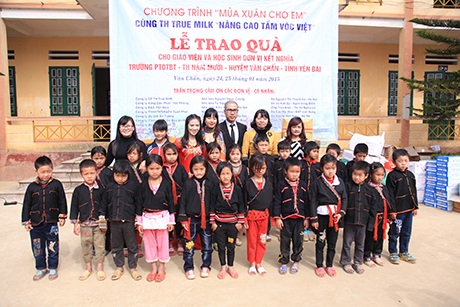 Đoàn thiện nguyện chụp ảnh cùng với các học sinh trường Nậm Mười.