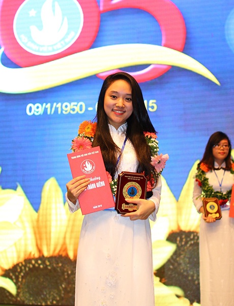 Ngọc Trâm nhận giải thưởng Sao Tháng Giêng 2015