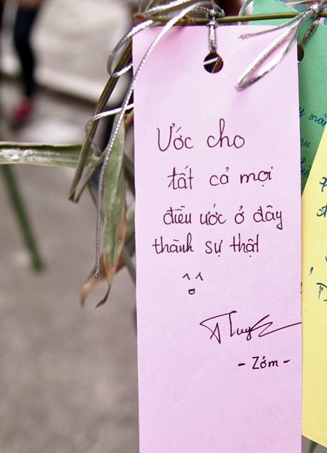 Một nhóm 5 chàng trai cosplay anonymous