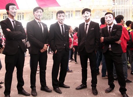Một nhóm 5 chàng trai cosplay anonymous