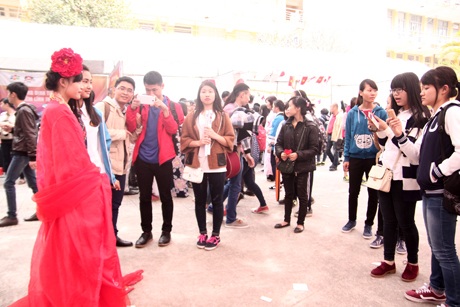 Ly thu hút sự chú ý của nhiều bạn trẻ tham dự lễ hội.