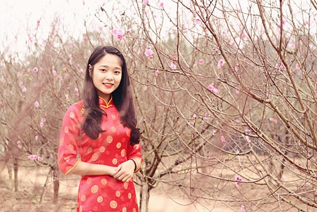 Cô sinh viên năm nhất khá bất ngờ vì năm nay hoa đào nở sớm