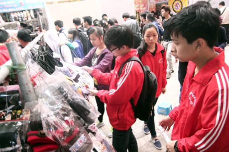 Khá đông các bạn trẻ đã ghi và treo ước nguyện trong năm mới của mình lên cây điều ước