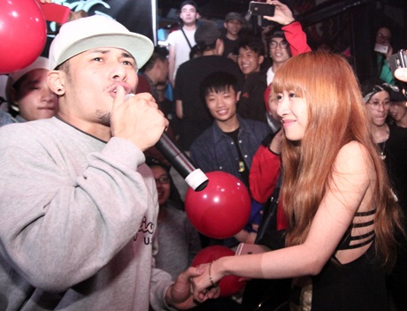 Hồng Nhung nghẹn ngào và bối rối vì hạnh phúc